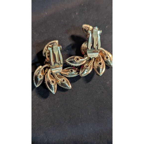 Vintage Red Rhinestone Clip-On Earrings Floral Shape Glam Jewelry estate - Picture 4 of 5
